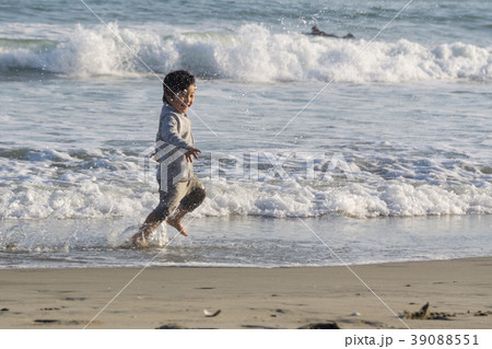 海で遊ぶ男の子　4歳児 39088551