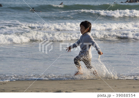 海で遊ぶ男の子 4歳児 海で遊ぶ男の子 4歳児 39088554