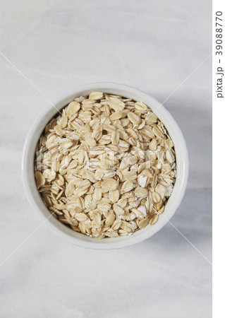 Overhead view of oats in bowl Overhead view of oats in bowl 39088770