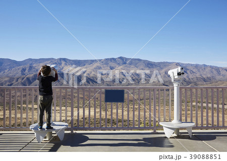 USA, Arizona, Boy (6-7) looking through coin operated binoculars 39088851