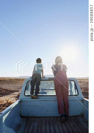USA, Arizona, Mother with boy (6-7) looking at view from pick-up truck 39088857