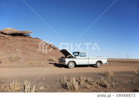 USA, Arizona, Broken pick-up truck on desert road USA, Arizona, Broken pick-up truck on desert road 39088873