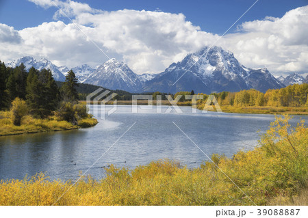 USA, Wyoming, Landscape with Snake River and Teton Range 39088887