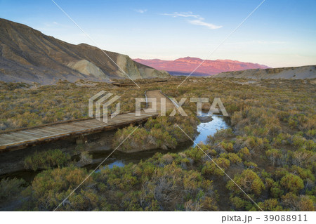 USA, California, Death Valley National Park, Salt Creek, Boardwalk next to stream USA, California, Death Valley National Park, Salt Creek, Boardwalk next to stream 39088911