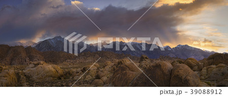 USA, California, Alabama hills, Snowcapped mountains at sunset USA, California, Alabama hills, Snowcapped mountains at sunset 39088912