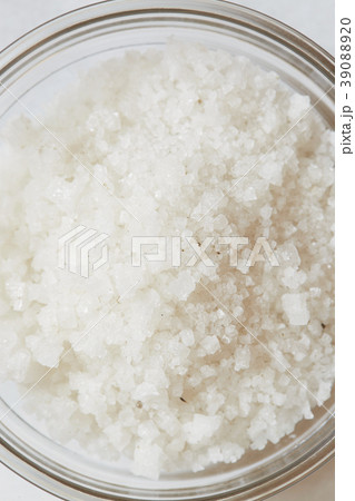 Close-up of sea salt in ramekin 39088920