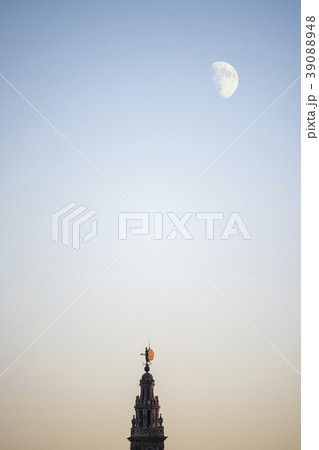 Spain, Andalusia, Seville, Moonrise over Giralda Tower 39088948