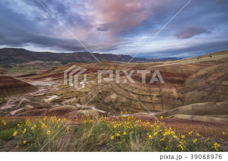 USA, Oregon, Painted Hills, Scenic view of striped mountains 39088976