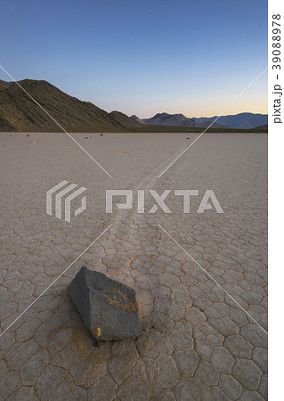 USA, California, Death Valley National Park, Race track Playa, Stones moving on desert USA, California, Death Valley National Park, Race track Playa, Stones moving on desert 39088978