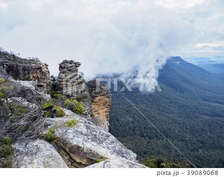 Australia, New South Wales, Katoomba, Large rocks and mountains in clouds Australia, New South Wales, Katoomba, Large rocks and mountains in clouds 39089068