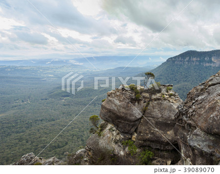 Australia, New South Wales, Katoomba, Vast valley surrounded by high rocks Australia, New South Wales, Katoomba, Vast valley surrounded by high rocks 39089070
