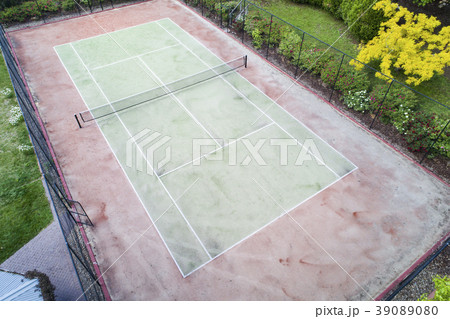 Empty tennis court 39089080