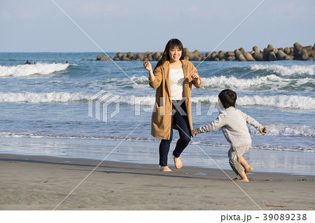 海で遊ぶ男の子と女の子 海で遊ぶ男の子と女の子 39089238