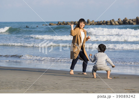 海で遊ぶ男の子と女の子 39089242