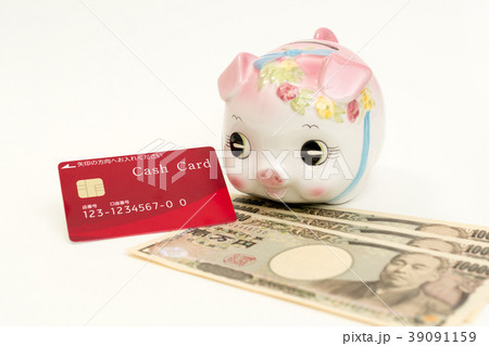 貯金イメージ(キャッシュカード・現金・貯金箱) 貯金イメージ(キャッシュカード・現金・貯金箱) 39091159