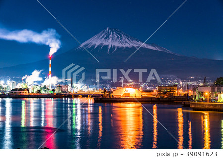 《静岡県》富士山を望む・田子の浦の夜景 39091623