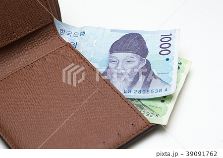 財布 お金 紙幣 39091762