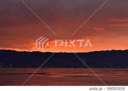 滋賀 琵琶湖畔の夕景 滋賀 琵琶湖畔の夕景 39092020