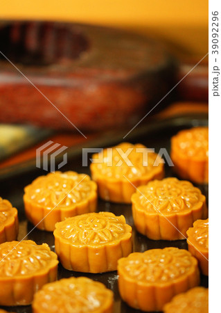 Moon cake dessert for Chinese mid autumn festival 39092296