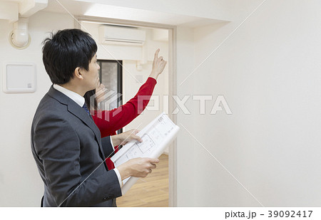 住宅系汎用　図面を持つビジネスマンと施主 39092417