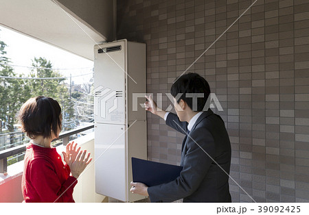 住宅系・リフォーム　給湯器を点検・説明・営業マン 39092425