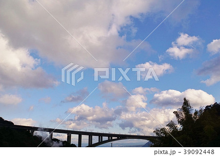 大分県別府市のコンクリートアーチ橋、別府明礬橋 39092448