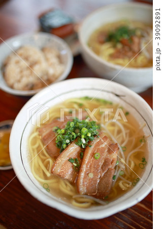 沖縄そば 八重山そば 琉球料理 名物 食べ物 食事 ご当地グルメ 郷土料理 三枚肉 豚バラ 麺類 の写真素材