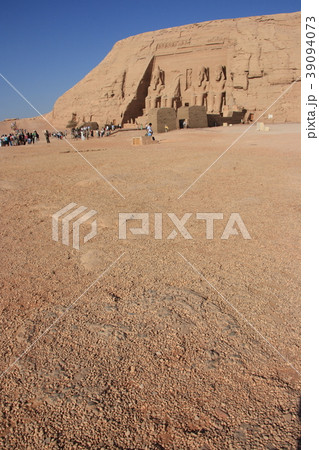 遠くに見えるアブシンベル神殿 39094073