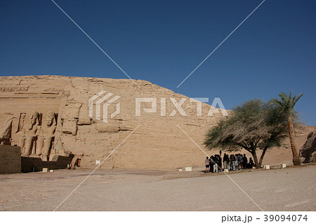 砂漠の日陰で休みを取る観光客 39094074