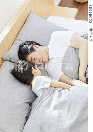 2 目を閉じる 息子 39094687