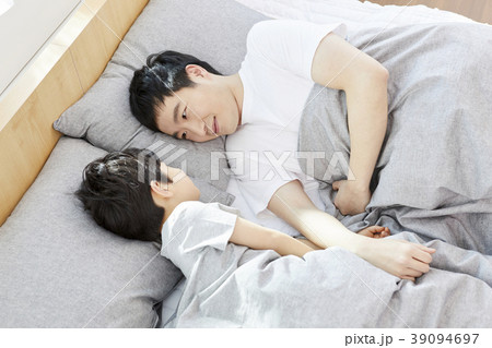 見開き 対面 向き合う 39094697