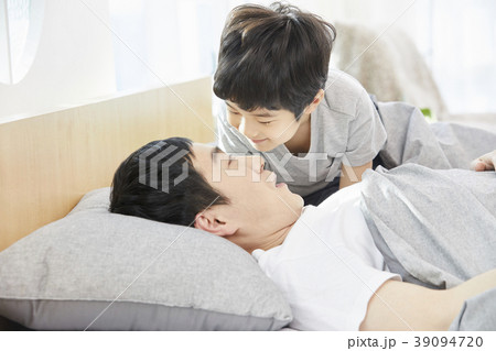 見開き 対面 向き合う 39094720