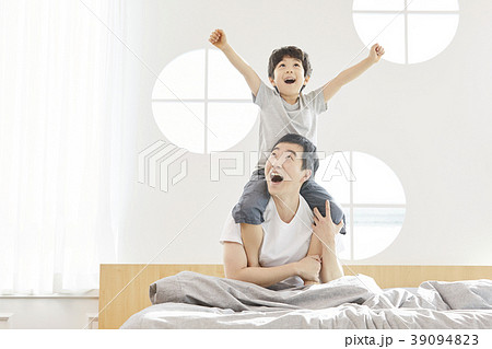挙手 手を挙げる 息子 39094823