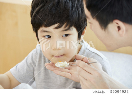 食べさせる 息子 お父さん 39094922