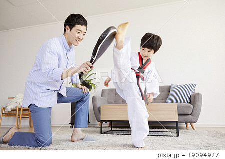 リビングルーム 息子 お父さん 39094927