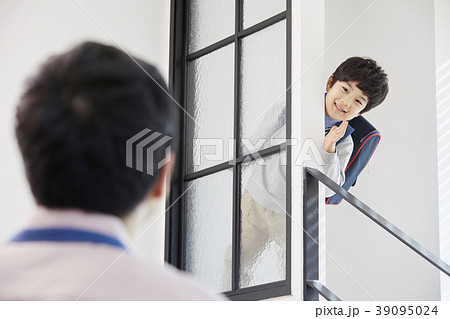 登校 見送り 息子 39095024