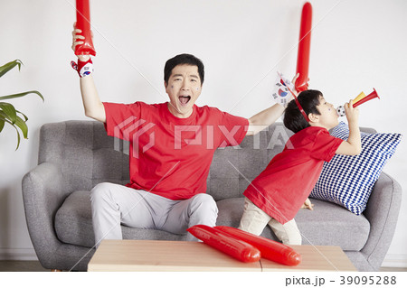リビングルーム 息子 お父さん 39095288