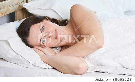 Young girl. White bed. Awakening Young girl. White bed. Awakening 39095523