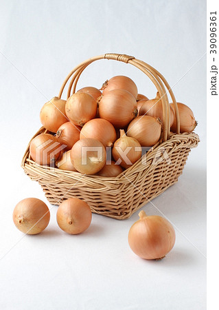 たくさんのタマネギのカゴ盛り 39096361
