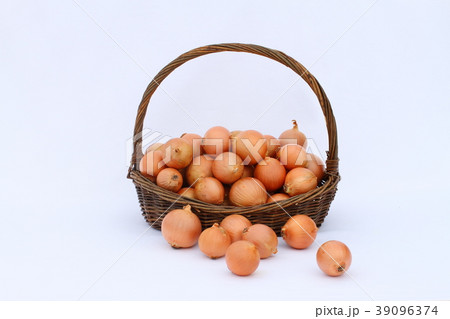 たくさんのタマネギのカゴ盛り 39096374
