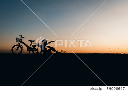 silhouette children playing happy time at sunset silhouette children playing happy time at sunset 39096647