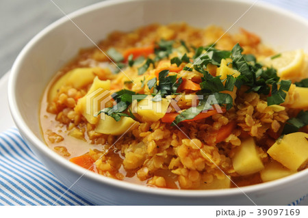 Red lentil stew with potato, carrot and turmeric. 39097169