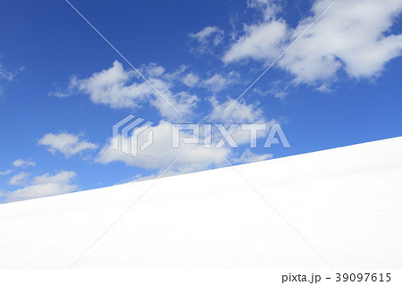 白い雪面と空 39097615