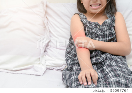 girl scratch the itch with hand  39097764