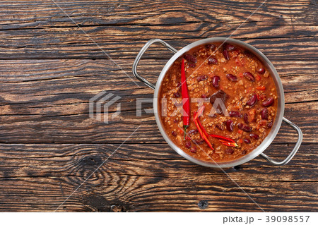 close-up of a pot of chili con carne 39098557