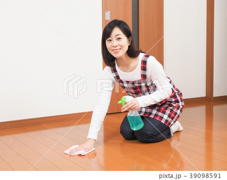 リビングの床を拭く女性 39098591