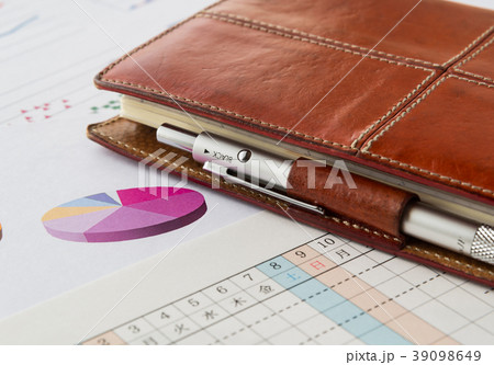 システム手帳　スケジュール帳　ビジネスアイテム　予定表　使い込んだ手帳 39098649