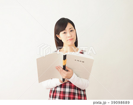 金銭出納帳を見て悩む女性 39098689