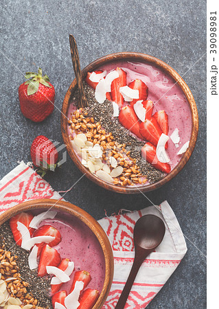 Vegan breakfast concept. Strawberry smoothie bowl 39098981