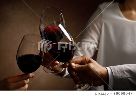 祝杯シーン　赤ワインで乾杯　露光- 39099047